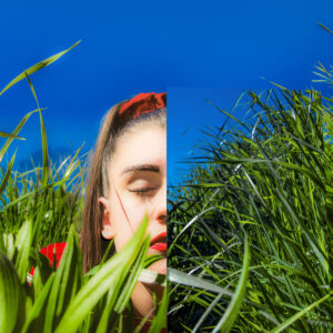 ragazzina nel prato