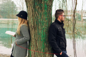 Coppia attorno ad un albero