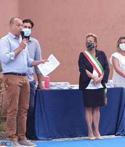 uomo parla al microfono