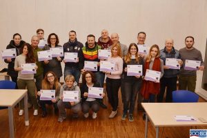 Gruppo di persone con attestato in mano