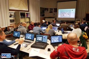 persone ad una lezione con computer