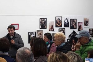 Persone all'inaugurazione di una mostra fotografica