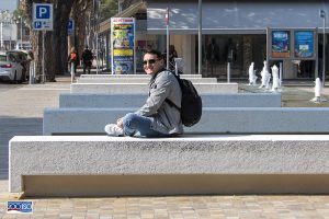 Uomo seduto su una panchina a Jesolo