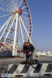 Socio del circolo fotografico 200ISO sotto la ruota panoramica di Jesolo