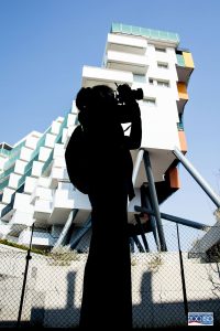 Silhouette sullo sfondo di una moderna costruzione a Jesolo
