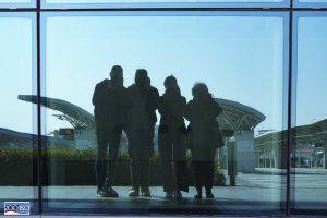 Immagine riflessa di persone alla stazione ATVO di Jesolo