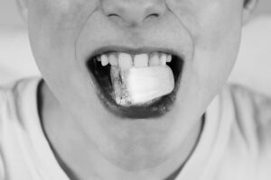 Ghiaccio tra i denti, cubetto di ghiaccio in bocca, cubetto di ghiaccio