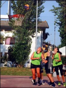 basket femminile, ragazze che giocano a basket