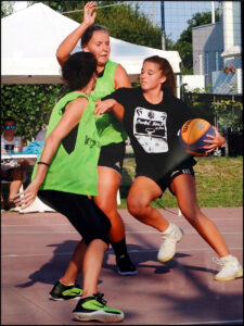 basket femminile, ragazze che giocano a basket