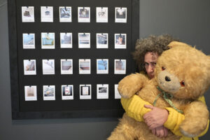 Donna con osracchiotto di peluche, polaroid, Cristina Darisi
