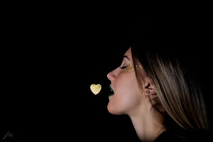 Viso di donna, cuore d'oro