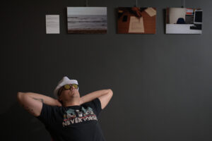 relax, Nevio Bozzato, uomo seduto, foto appese
