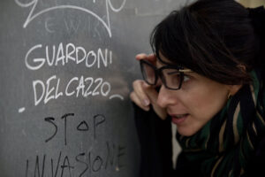 scritte sui muri, donna che guarda, circolo fotografico 200ISO, parolaccia,