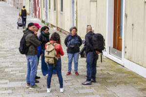 tour fotografico, Giudecca, Venezia, persone che parlano, Giovanni Pasinato