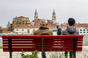Venezia, panchina, persone sedute sulla panchina