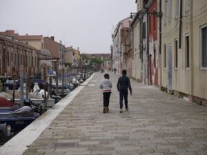 Giudecca, Venezia, bambini che camminano