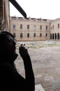 Silvia Valentini. donna che beve