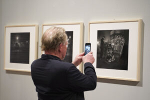 Le Stanze della Fotografia, uomo con smartphone, uomo che fotografa con telefonino