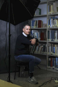 Cristian Bettin, uomo seduto, set fotografico