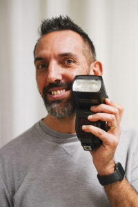 Filippo Romani, uomo con flash fotografico