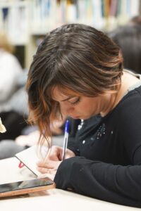 Donna che scrive